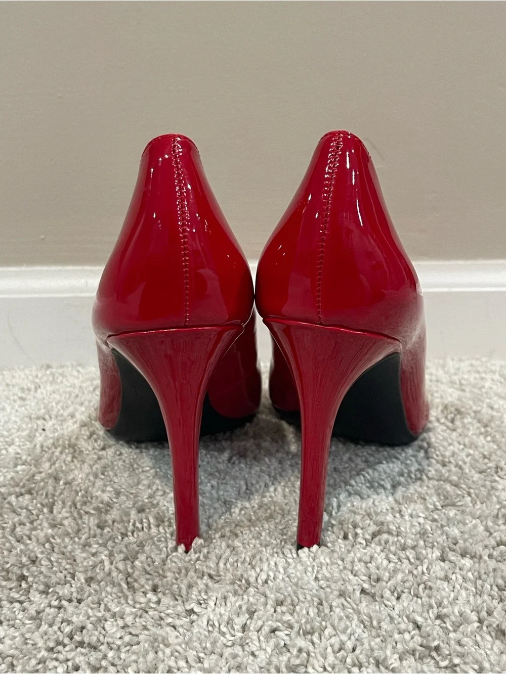 Jessica Simpson heel about